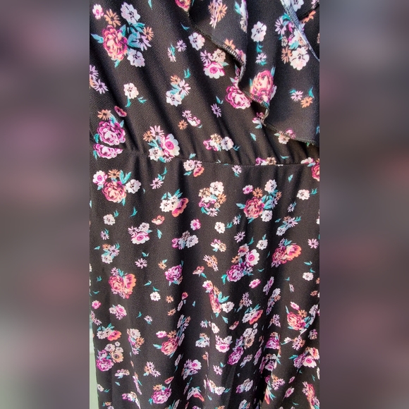 Black faux wrap with small floral print - Picture 2 of 3